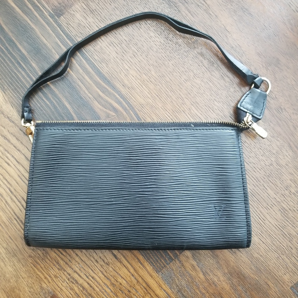 Black Louis Vuitton Epi Pochette